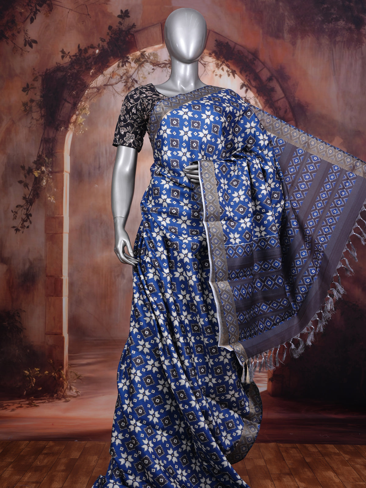 Royal Blue and Indigo with Charcoal Grey Munthi Dola Silk Saree